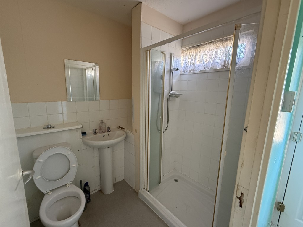 Lot: 45 - BUNGALOW FOR IMPROVEMENT - Shower Room in Bungalow in Need of Improvement